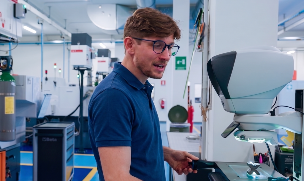 microscopio elettronico per  implantologia dentale 